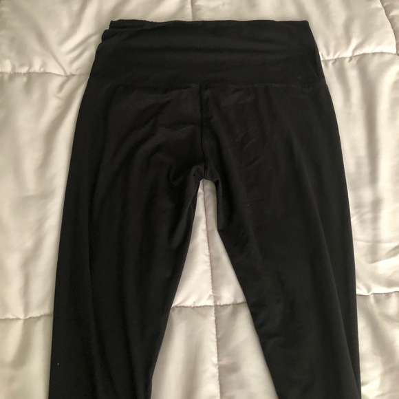 ONE SIZE buttery soft capri leggings - Picture 2 of 2